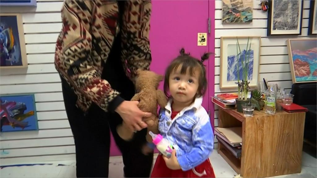 小小畢卡索！紐約2歲娃開畫展 作品售價超過8萬台幣