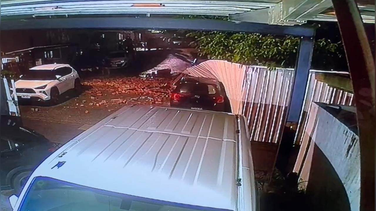 廢棄民宅疑不堪連日大雨！　紅磚牆倒塌三輛轎車遭殃