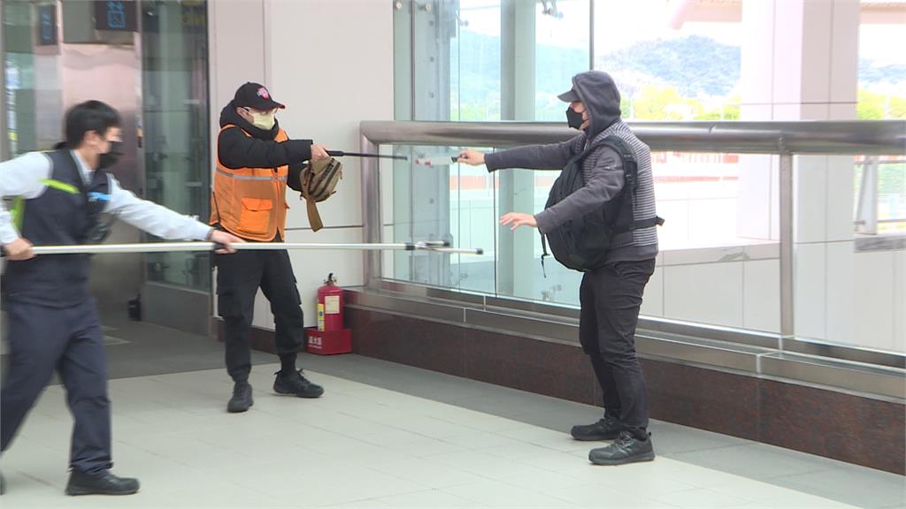 中捷砍人案後增設「防爆鋼叉」　災害演練上陣制伏歹徒
