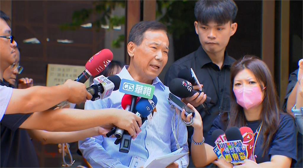 鍾小平自稱昆蟲還稱小草豬籠草　吳怡萱：「藍白拖」消滅蟑螂