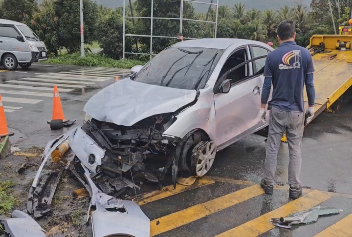 太累？轎車自撞分隔島　駕駛一度受困險丟命