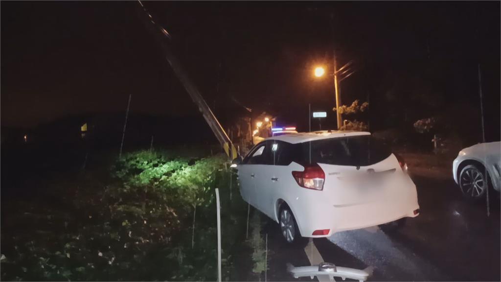 酒測值達0.99! 女子先撞路邊車輛 再撞電線桿