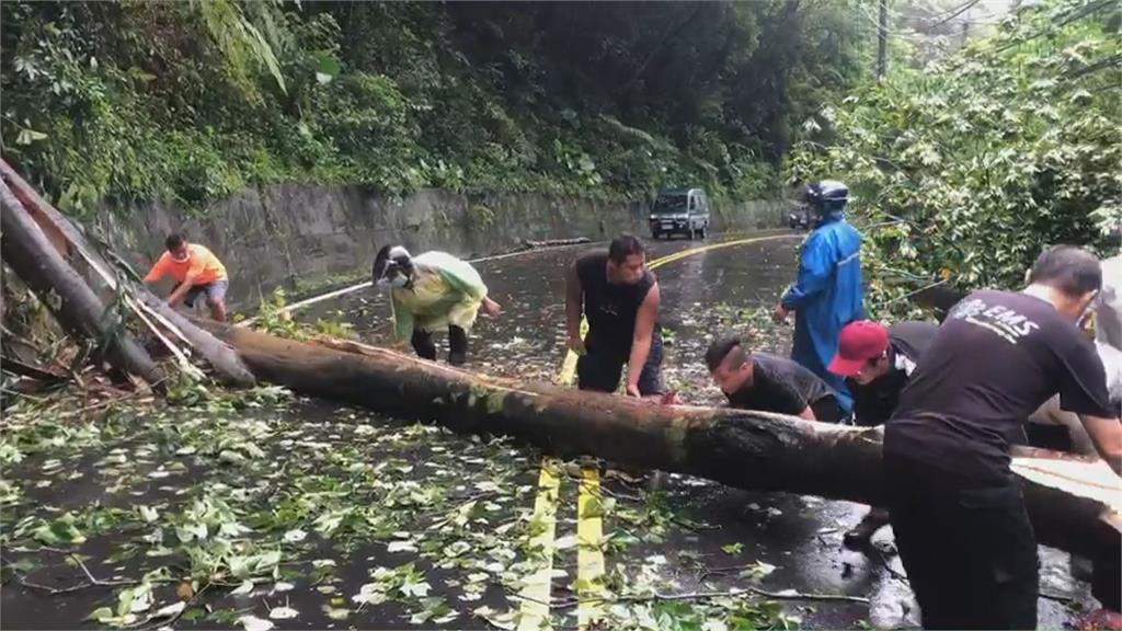 豪雨釀災!竹縣落石砸民宅 樹倒占住雙向車道