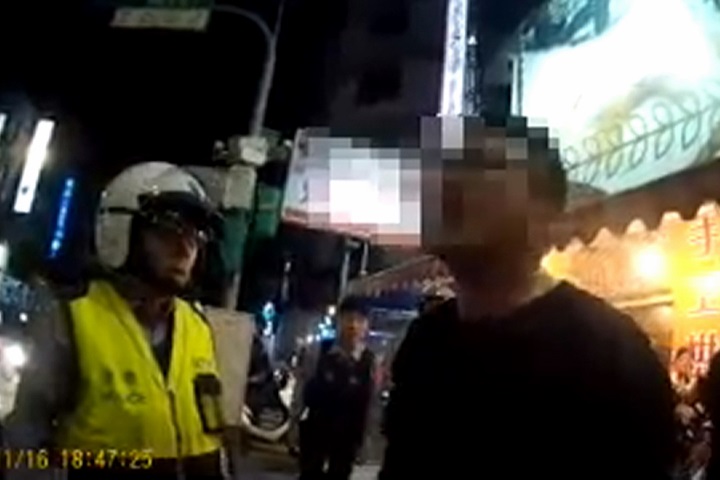 醉囂張！男隨意攔車 挑釁警遭壓制送辦