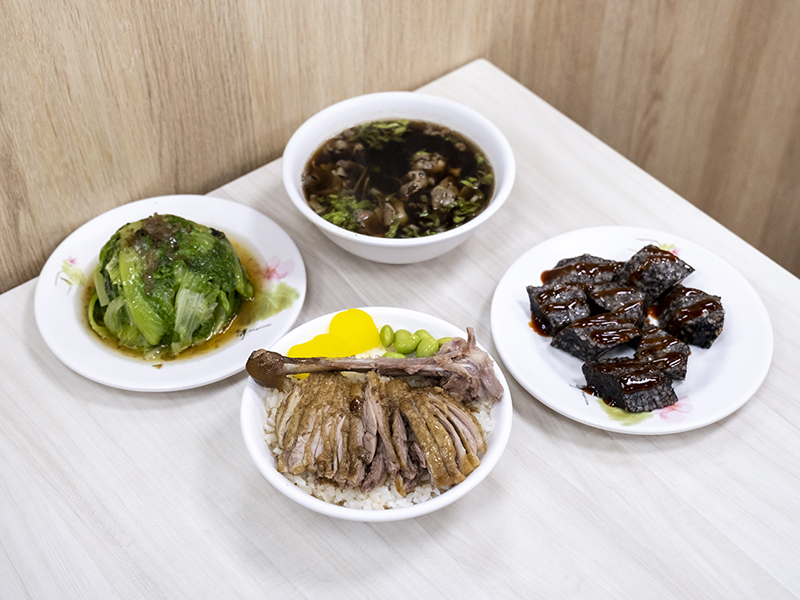 淡水冬季溫補好選擇!原型純中藥慢熬湯底 鮮嫩鴨肉香噴上桌