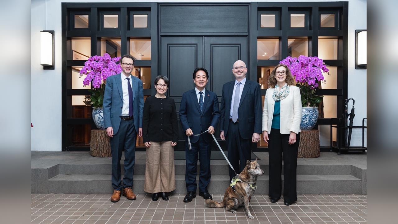 快新聞／賴清德擼狗日常曝光！與「斑斑」溫馨互動　谷立言現身官邸共慶新年