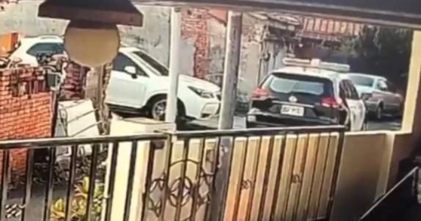 60歲毒販遇警攔查逃逸！狂飆闖死巷倒車撞警車　警果斷開8槍制伏