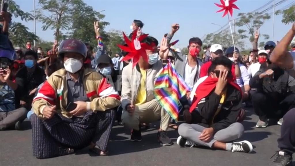 緬甸抗議升溫！警突襲翁山蘇姬政黨總部 傳女示威者中彈腦死