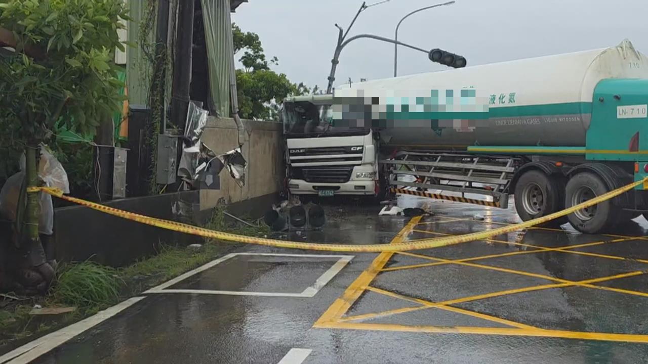 嘉義鹿草化學槽車失控打滑　達邦公路土石滑落一度阻路