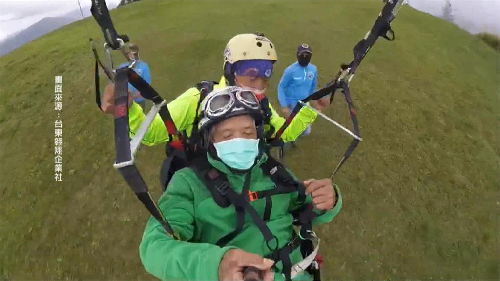全台飛行傘最高齡組合！70歲教練與86歲阿公翱翔花東天際