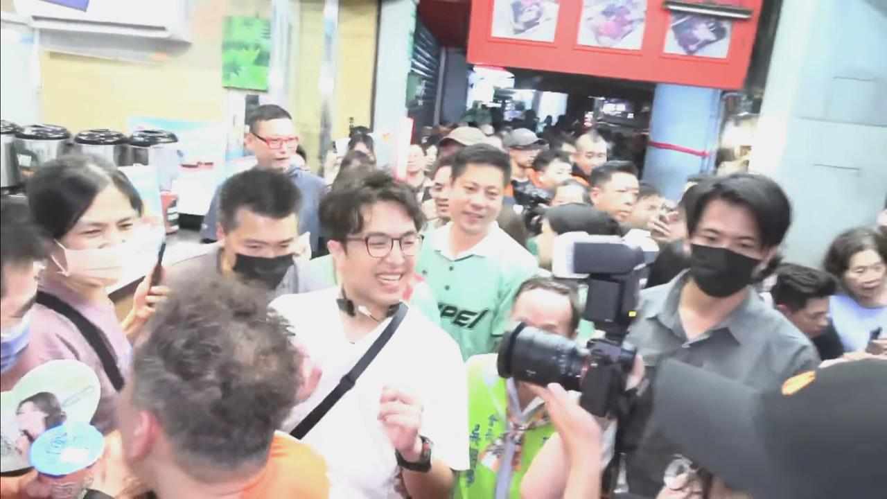 快新聞／「洋流」買爆延三夜市！沈伯洋快閃擋不住朝聖潮　騎樓寸步難行