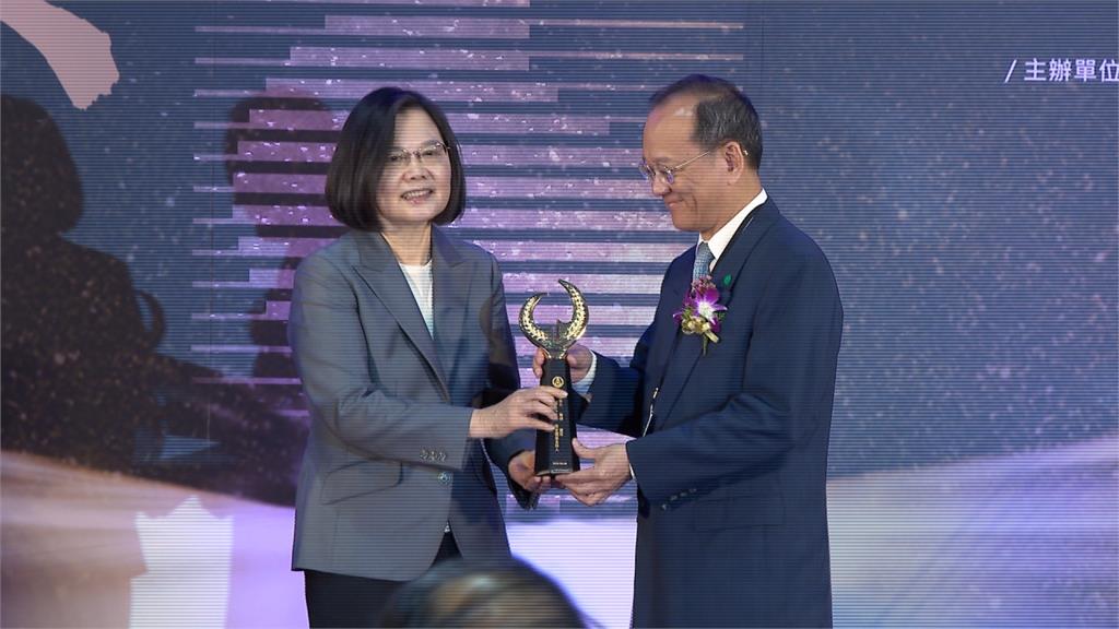 解封後首度實體頒獎 蔡英文總統：感謝很多人努力