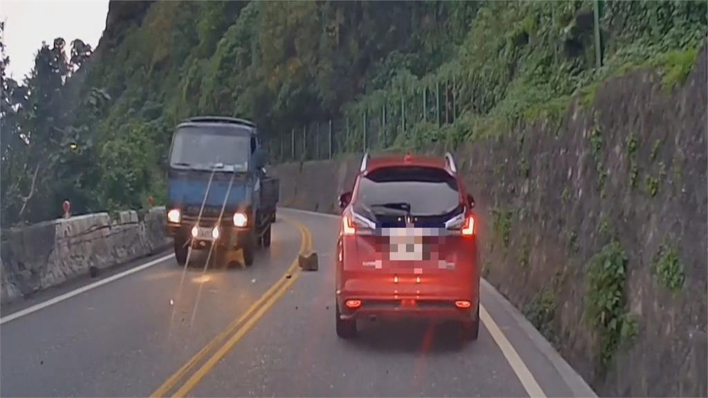 蘇花公路又傳落石　對向車傳球車頭全毀