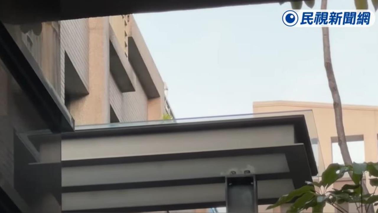 21歲女兒傳被「控制欲虎媽」鎖房5天亡！沒吃喝爸聞異味「她已全身脫皮」