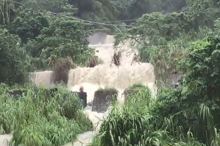 影》台東關山民宅淹水 花蓮道路滾滾黃流