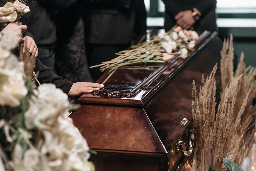 超狂葬禮！68歲老翁怕買花浪費錢　離世後靈堂堆滿「千包泡麵」