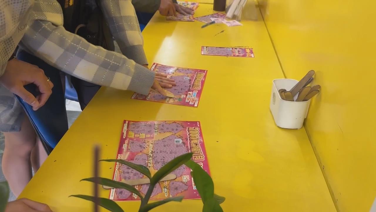 惡劣! 婦人玩刮刮樂偷走"萬元錢包" 警追查中