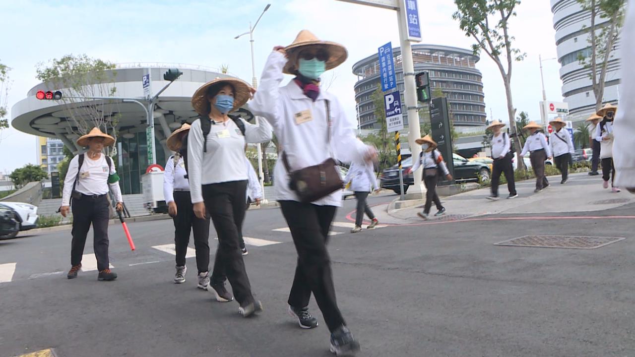 提四案公投！　人民作主志工團到高雄推公投連署