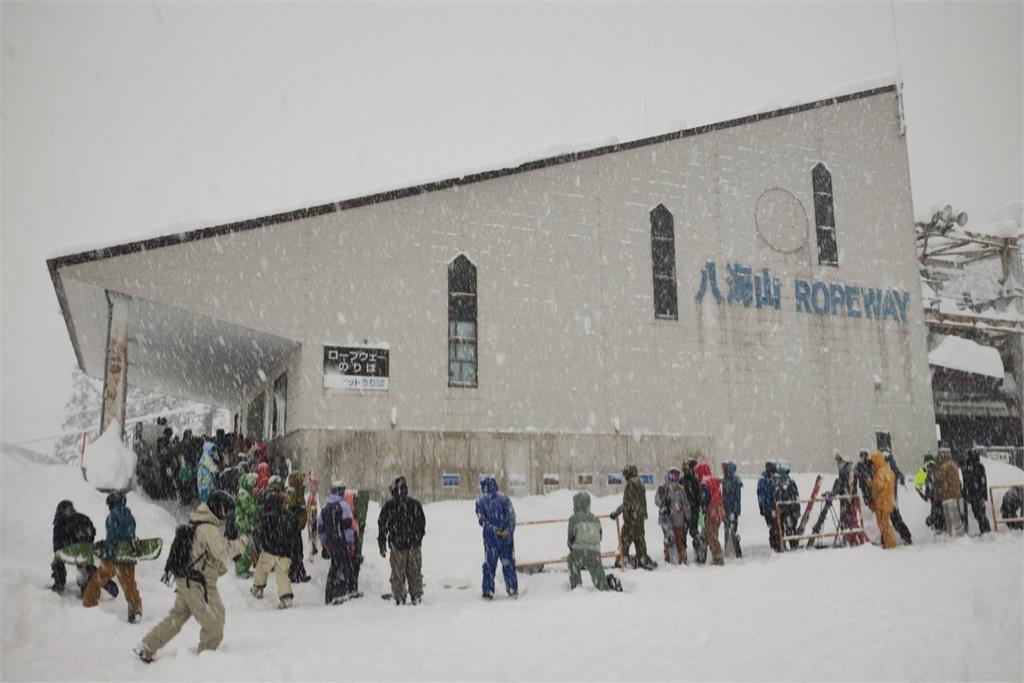 【有片】台灣遊客在日本新潟滑雪道外滑雪受困　挖雪洞露宿一晚獲救