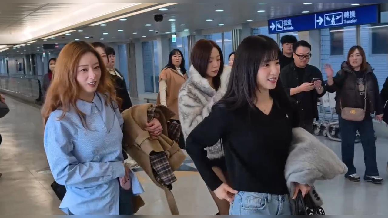 快新聞／2026桃園跨年演唱會壓軸！韓國女團Apink抵達桃機畫面曝