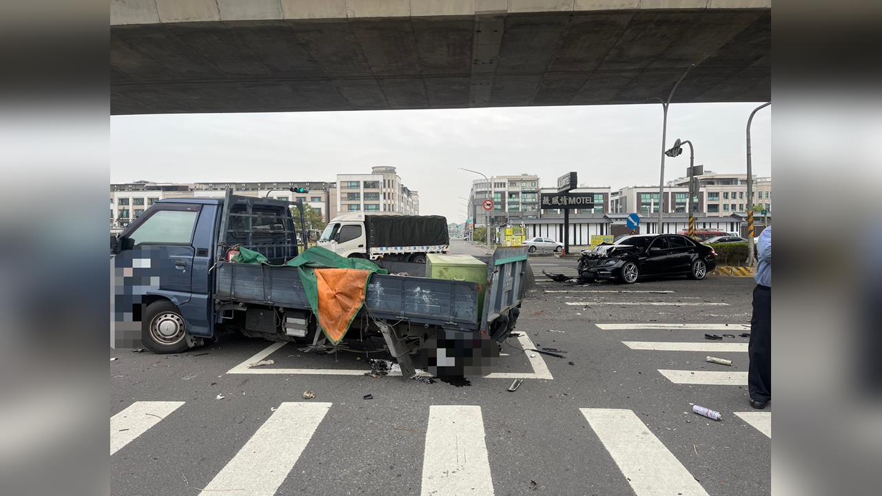 高雄鳳山小貨車疑沒注意　高速對撞對向來車　貨物噴飛一地