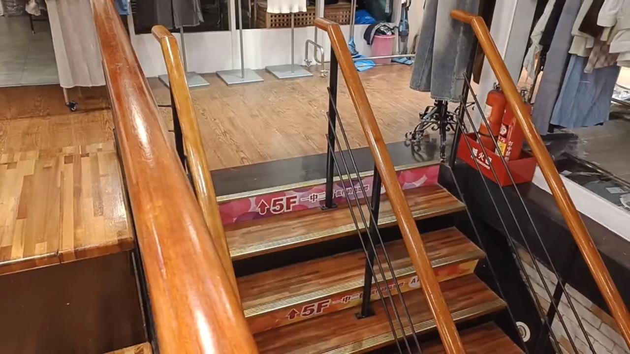驚險! 一中商圈男童摔落樓梯"5樓跌4樓" 店員緊急抓住