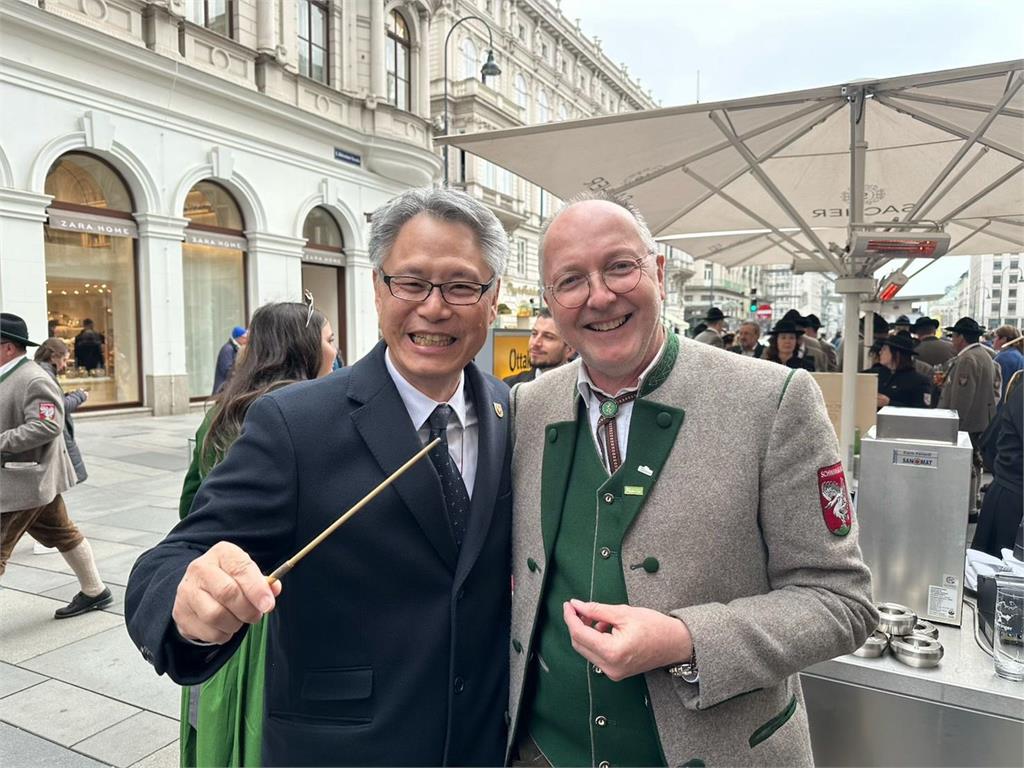 快新聞／「音樂大使」劉玄詠即興指揮超驚艷！驚人經歷曝　網驚：台灣大使臥虎藏龍