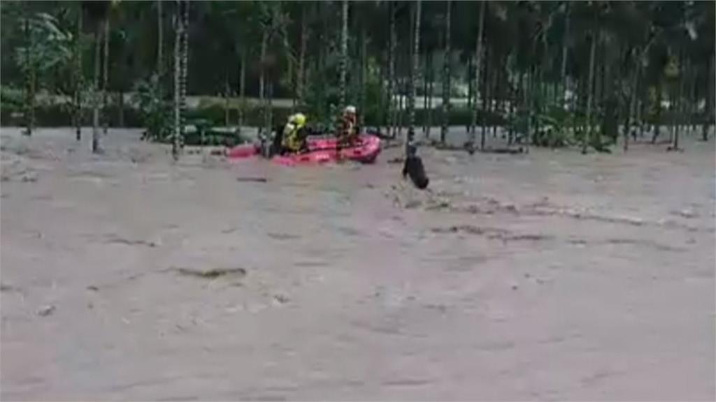 小貨車困滾滾洪水 高市消防員馳援救人