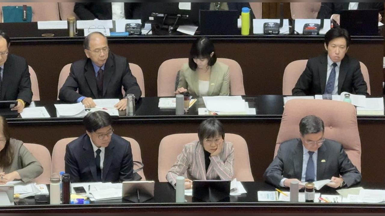 快新聞/陳智菡出招?貼卓榮泰看書照 網友歪樓見1畫面喊:李慧芝好漂亮