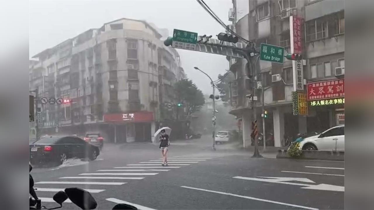 快新聞／全台雨彈開炸！米克拉北上帶動鋒面、西南風　南部5縣市豪雨特報
