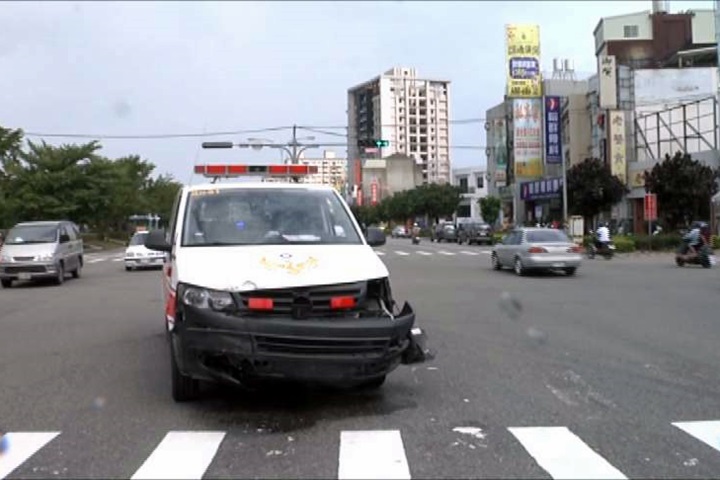 驚嚇百分百！車禍傷患上救護車又被撞
