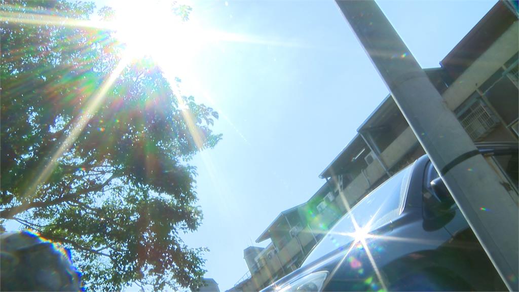 全台燒番薯！汐止驚傳汽車自燃　疑烈日曝曬、報廢車突起火燒成骨架
