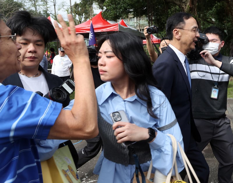 朱立倫赴國父紀念館獻花　遭民眾面對面嗆聲「3次大選都輸、下台」