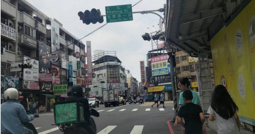 台中西屯變壓器短路3路口號誌全黑 員警急接手指揮疏導車流