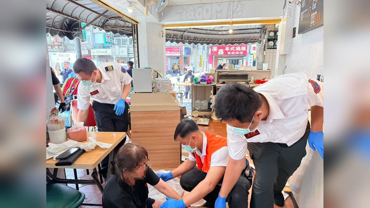 快新聞／不爽早餐等太久！顧客砸店攻擊店員　老闆娘護員工遭熱油燙傷