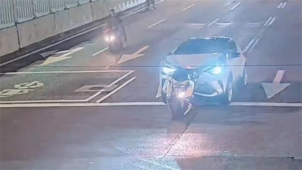 酒駕男上路撞重機繼續開　網紅「重讀」載女友慘遭拖行