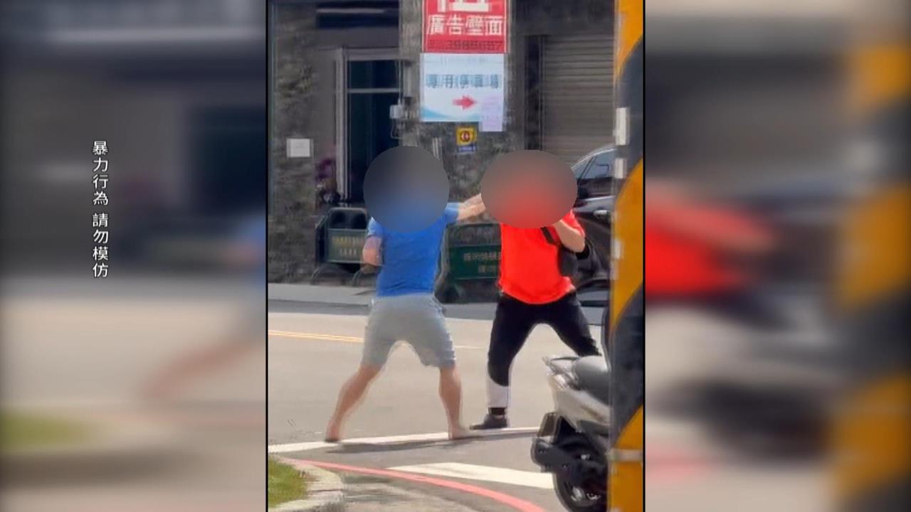 武力全開！行人闖紅燈擋汽車去路　雙方「把馬路當格鬥場」開打