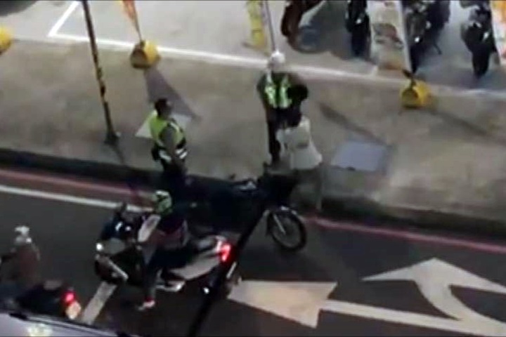車禍後情緒失控 男砸安全帽襲警