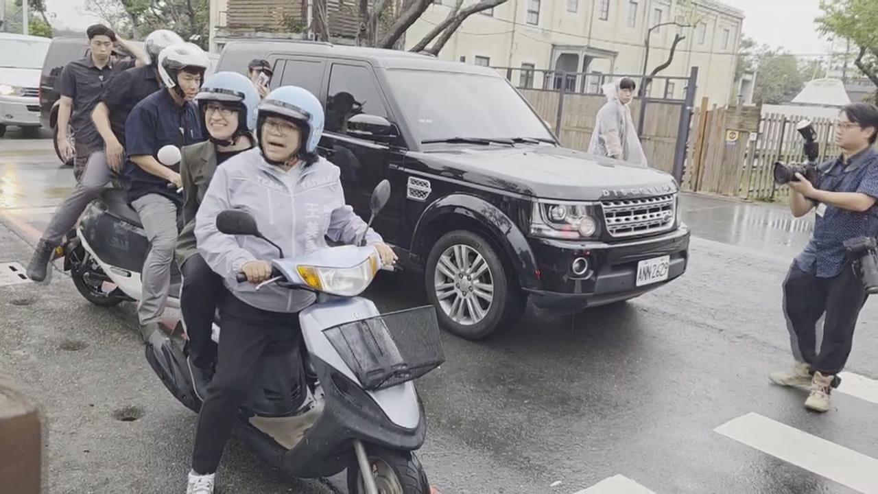 「雙美同行」嘉義小旅行　王美惠騎機車載蕭美琴穿梭街頭