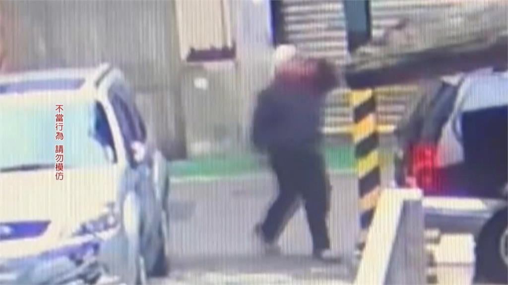 新北阿伯「鼻涕、痰噴射汽車」　受害車主崩潰：洗整年洗不完