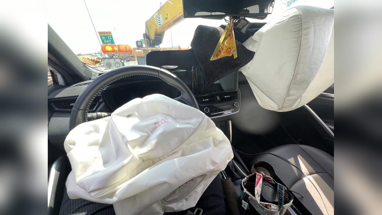 天外飛來「傳動軸」！轎車安全氣囊爆開　駕駛嚇壞：人生跑馬燈出現