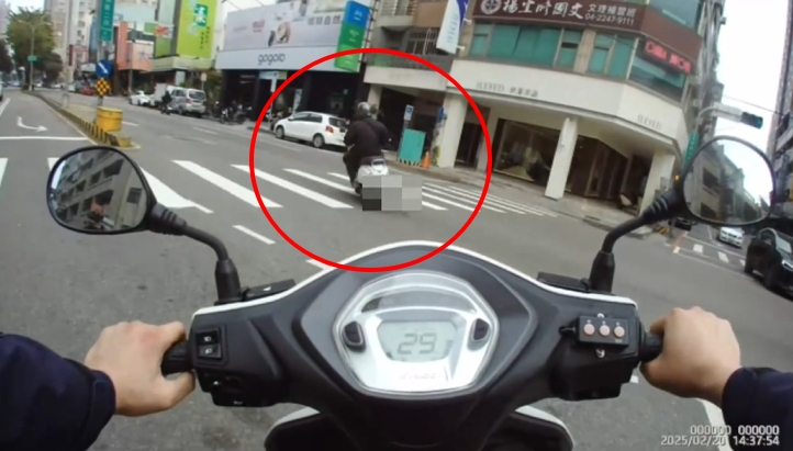 酒駕拒檢騎車逃小巷! 警車包夾逮人當場扣車開罰