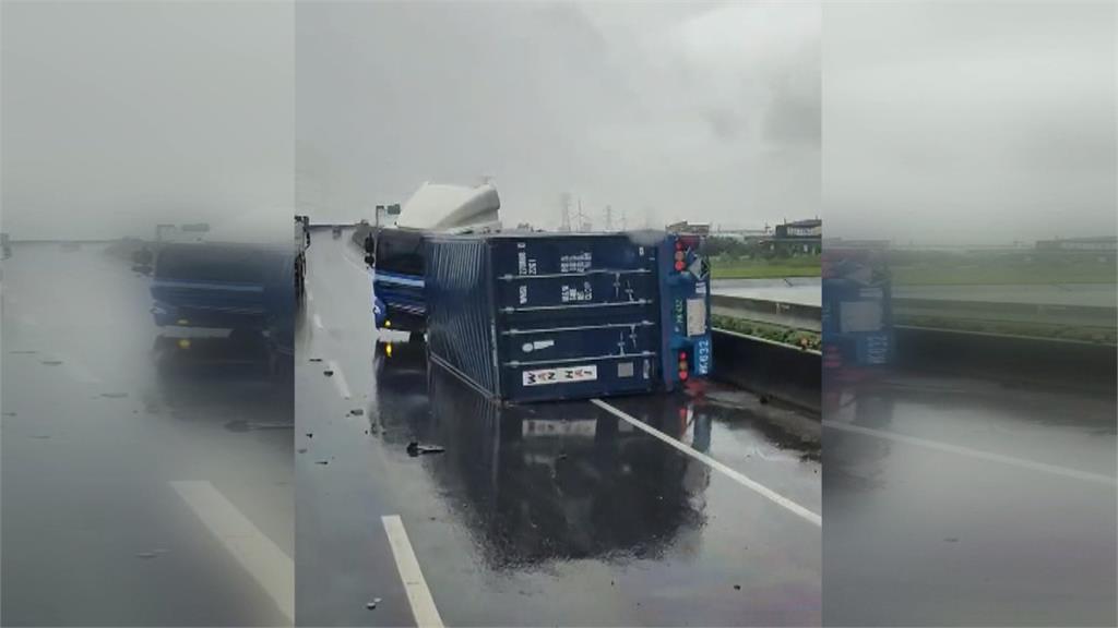 疑天雨路滑！彰化西濱北上171K貨櫃車翻覆　尖峰時段一度大塞車