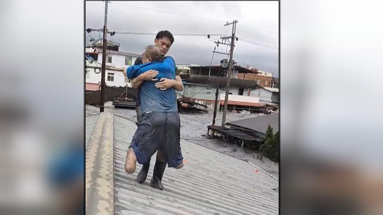 令人動容!!消防員爬屋頂救「行動不便姑丈」 下秒歸隊投入救災