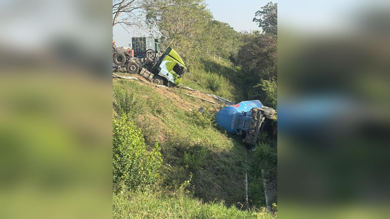 快新聞／台南仁德交流道兩大車衝落邊坡　國道北上一度回堵7公里