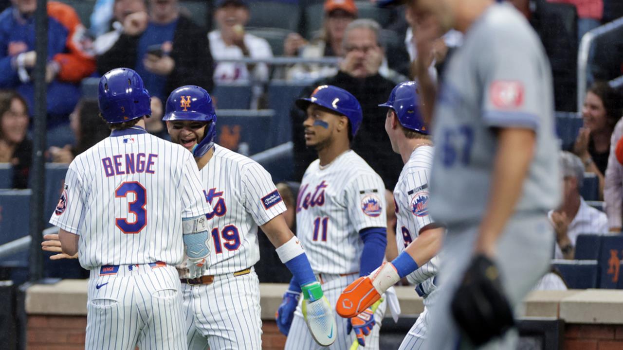 MLB(影)／軟弱滾地球尬出三次暴傳！大都會皇家大混戰　網驚訝：這是少棒？