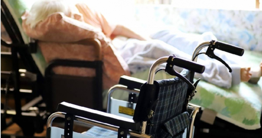 親自顧50年！8旬母悶死癱瘓兒　醫：長照悲歌在於「照顧者看不見未來」