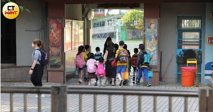 不建議孩請假出遊！師揭最壞影響：等全家回國才發考卷　家長反應兩極