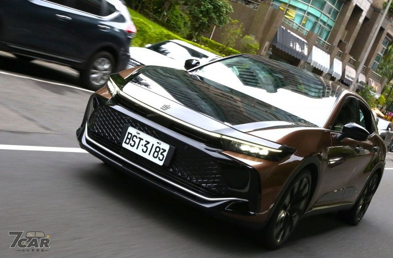 重新定義日式奢華　Toyota Crown Crossover 2.4 皇家版 試駕