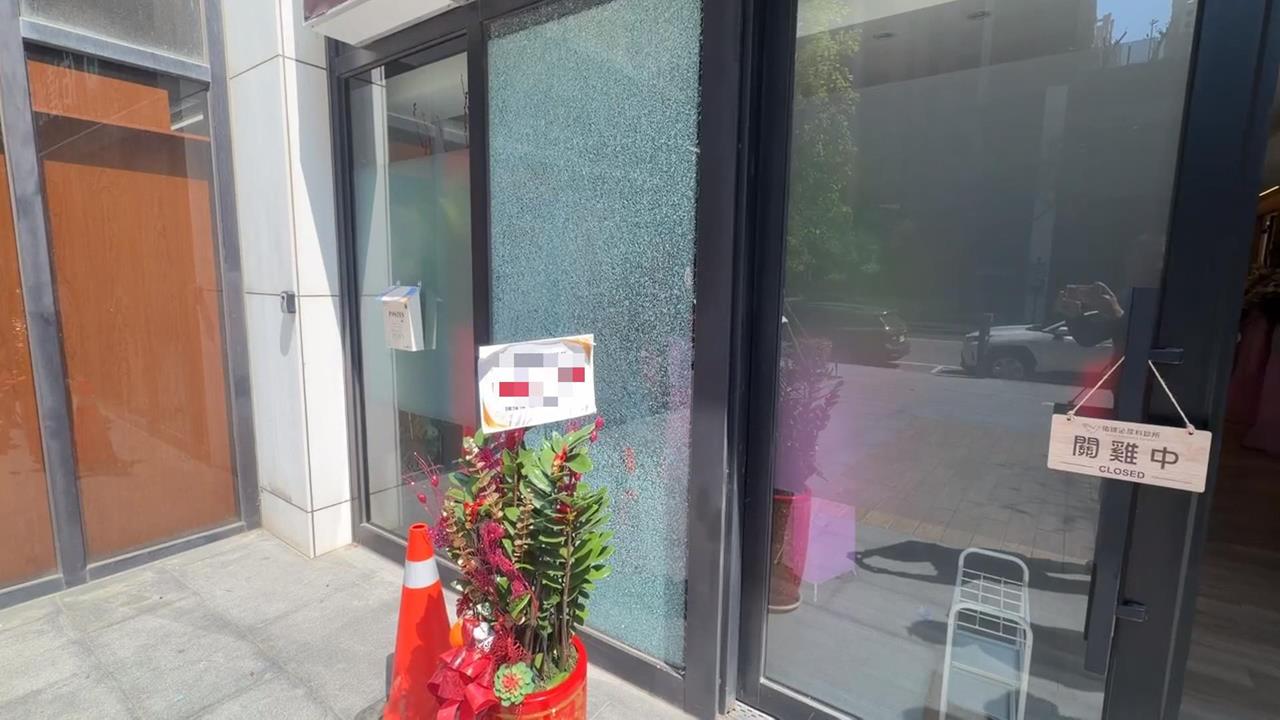 開幕未滿月就遇劫？　新竹診所大門玻璃遭擊裂成網狀